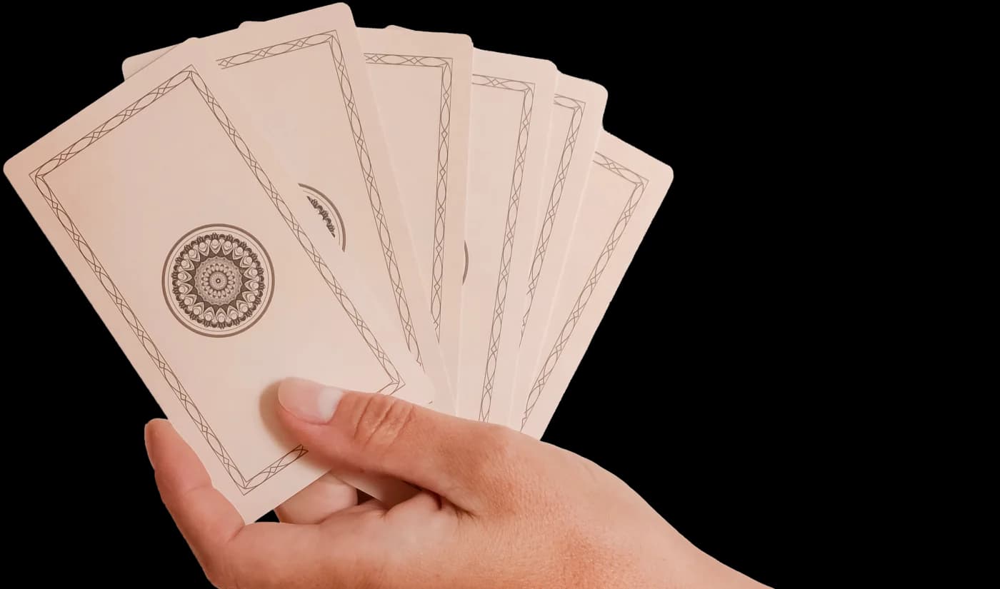 Mains tenant des cartes de Tarot
